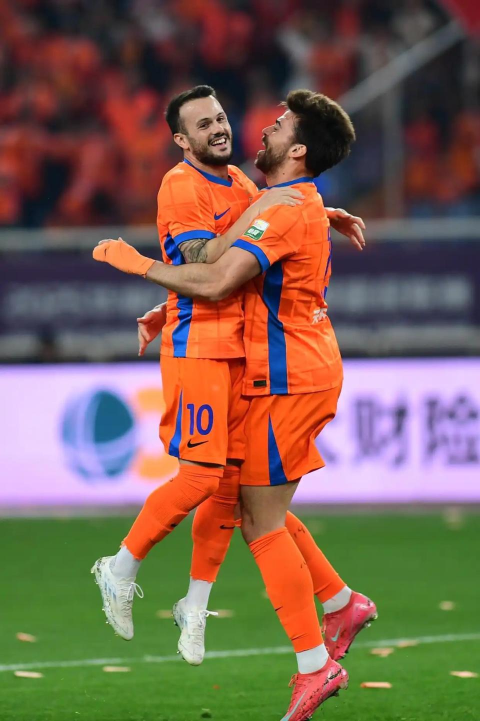 赛地聚焦：荷甲今晚热度飙升；山东泰山强势反弹；态度坚定；赛程密集仍需轮换的简单介绍